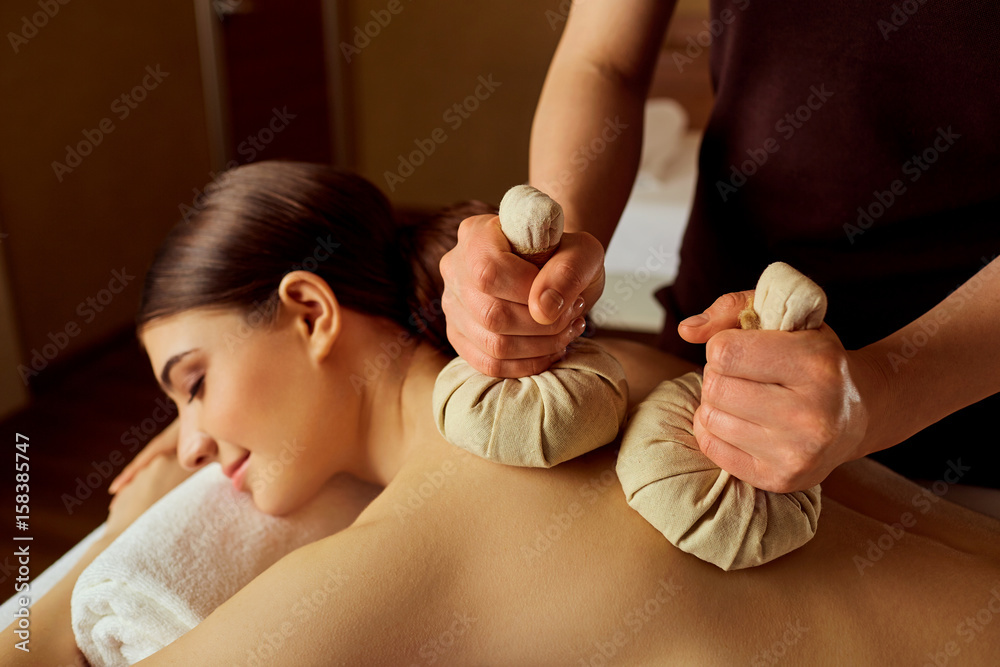 Thai Kräuterstempel-Massage